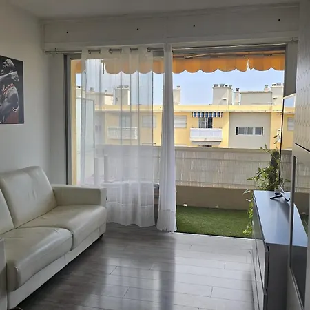 Appartement Agreable Avec Parking Prive *